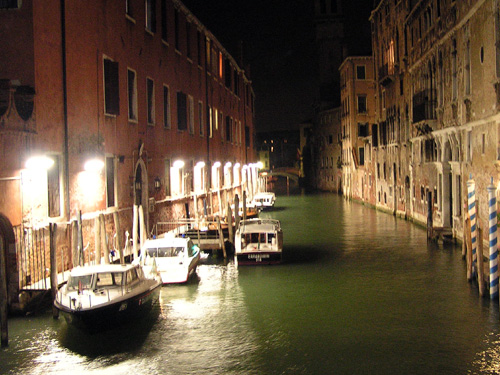 Ночная Венеция. Этот город хорош в любое время суток. Ночью над домами зажигаются фоанарики. И путешествие на гондоле в вечернее время имеет свое очарование. 
http://www.spu.ru/strany/italiy/goroda/veneciy/?page=2 Аlya75