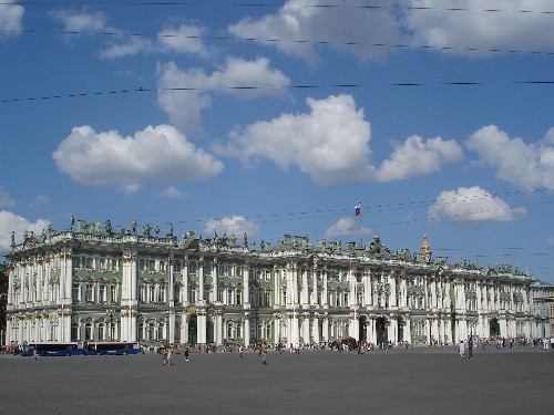 Эрмитаж - один из прекраснейших музеев Санкт-Петербурга!Находясь там забываешь о времени, мысленно переносишься в ту эпоху...Представляешь себя обитателем дворца...И мечтаешь, мечтаешь, мечтаешь... AHюткa