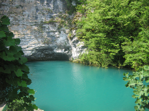 Это  знаменитое Голубое озеро, которое находится в Абхазии, недалеко от Гагры. Источником ему служит подземная река, берущая начало в горах. Вода цвета лазури в нем необычайно чистая и холодная. По одной из многочисленных легенд, если умоешься в нем, обязательно помолодеешь. Не знаю, не пробовали))) Арвенн