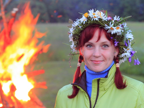 Мне удалось в этом году побывать в Латвии на летнем празднике LIGO (аналог нашего Ивана-Купалы). Девушки плетут венки, зажигается костёр и всю ночь идёт весёлое гулянье.  laskа (РФК)