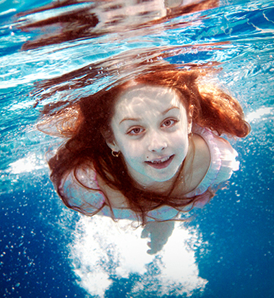 Если бы дочь оказалась на моём месте, то она бы обязательно ограничила меня в купании: «Не ныряй глубоко, воды нахлебаешься! Быстро выходи греться, синяя уже!» Fox Alisa