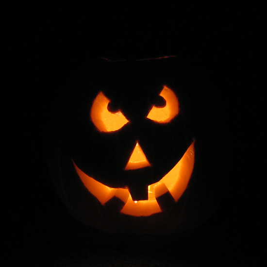 Oсновной атрибут Хэллоуина это «светильник Джека»  в виде головы из вырезанной тыквы с зажжённой свечой внутри. Pkn