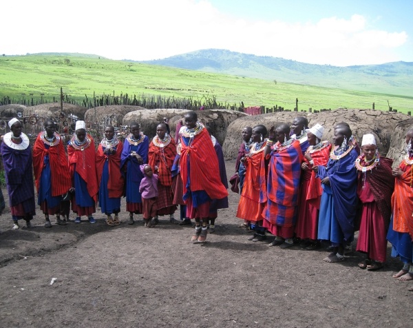 Национальный костюм МАСАИ - народности Танзании и Кении.
Масаи - это кочевой народ, который живет за счет скотоводства.  Традиционный начиональный костюм состоит из яркого красно-синего платка, который перебрасывают через плечо и завязывают кожанным поясом. Женщины любят носит большие украшения на шее и в ушах, в основном в наше время сделанные из бисера. Мужчины прокалывают себе уши и вдевают в проколотую дырку массивоное кольцо, чтобы мочка оттягивалась до плеча. Обувь чем-то похожа на римсике сандали, в наше время сделанная из резиновых покрышек.
http://www.saga.ua/43_articles_showarticle_1751.html Таtyan
