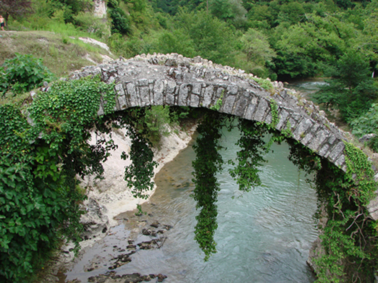 Беслетский мост - единственное древнее абхазское сооружение подобного рода. Он хорошо сохранился до наших дней и по праву считается замечательным произведением строительного искусства средневековой Абхазии. Свод моста, представляющего однопролётную каменную арку длиной 13 м, сложен из квадратных плит известняка. Lisa_g