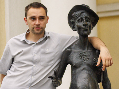 На фотографии изображен я - банщик и скульптура Виталия. Скульптор останется неизвестным. Съемка проходила в городе Минске. Возле бани №2. Приезжайте к нам в город - не пожалеете. У нас - КРАСИВО.  yatagan