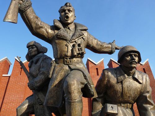 Памятник Сибирякам-защитникам Москвы в 1941 году в Ленино-Снегири Московской области юкапи