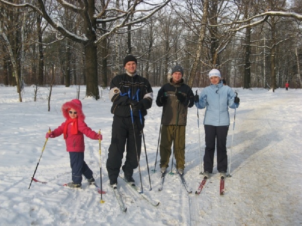 Моя дочь, муж и сестра с мужем. А я фотограф, но тоже на лыжах. tati28