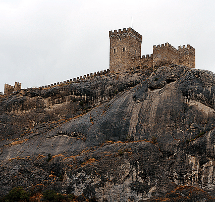 Генуэ́зская кре́пость — крепость в городе Судаке (Крым, Украина), построенная генуэзцами в период с 1371 по 1469 годы. Крепость располагается на Крепостной горе (высота 157 м), которая также именуется Дженевез-Кая (крымскотат. Cenevez Qaya — «генуэзская скала»). По своему происхождению гора является древним окаменевшим коралловым рифом и представляет собой пологий с севера и обрывистый с юга конусообразный массив, который вдается в Судакскую бухту Чёрного моря мысом Кыз-Кулле-Бурун (крымскотат. Qız Qulle Burun — «мыс девичьей башни»). Площадь крепости почти 30 гектаров.
http://ru.wikipedia.org/wiki/%C3%E5%ED%F3%FD%E7%F1%EA%E0%FF_%EA%F0%E5%EF%EE%F1%F2%FC_%28%D1%F3%E4%E0%EA%29 Neika