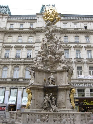 г.Вена (Австрия) Чумная колонна высотой 14 метров была возведена в 1723 году в знак благодарности Деве Марии, избавившей жителей города от смертельной болезни. Л@почка