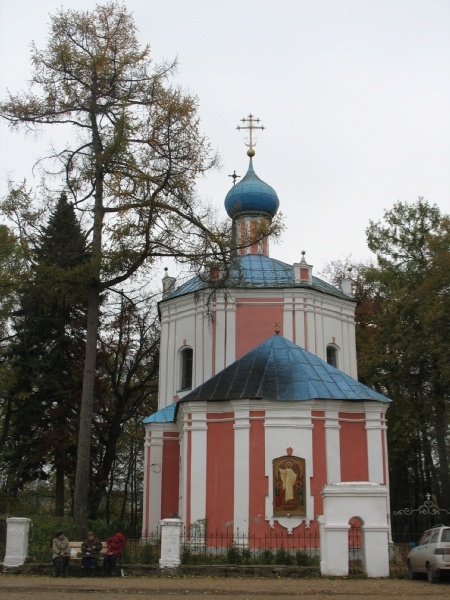 Старая каменная церковь,рядом похоронена Анна Керн.Село Прутня под Торжком. tany