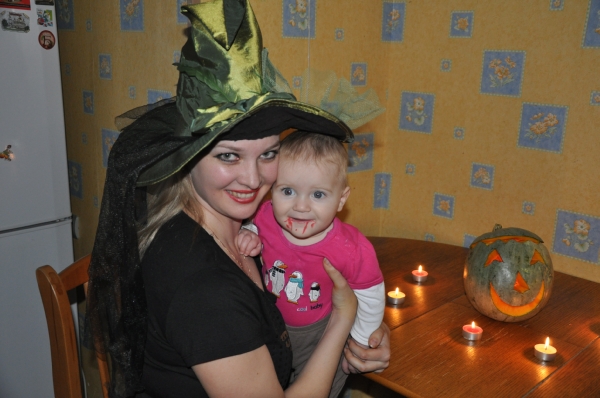 Маленькая ведьмочка празднует первый в своей жизни Хеллоуин! Все атрибуты для посвящения в ведьмы на столе!  МаришкаАнт