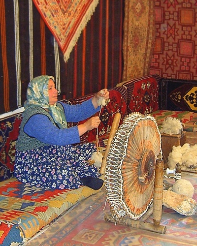 http://www.ashkimsin.ru/chayxana/lofiversion/index.php/t3865.html 
Традиционная национальная турецкая женская одежда региона Конья 
Турецкие женщины одевают длинные, до пят, платья – энтари, платье перевязывается кушаком 
Поверх энтари, женщины одевают жилетик (йелек).  A.I.U.