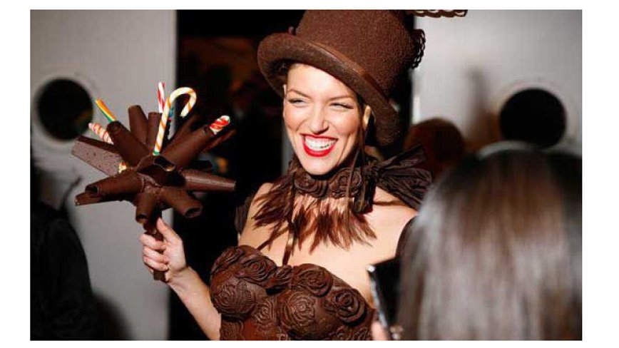 На модном показе в Париже представили платья из шоколада