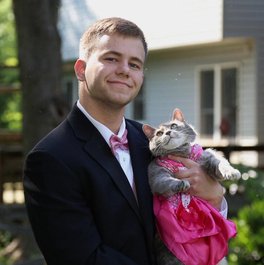 Одинокий американец взял на выпускной кошку