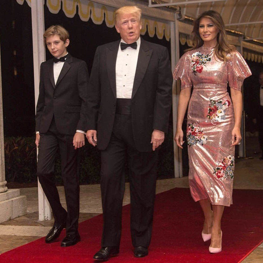 "Как фантик от конфеты": платье Мелании Трамп не понравилось поклонникам