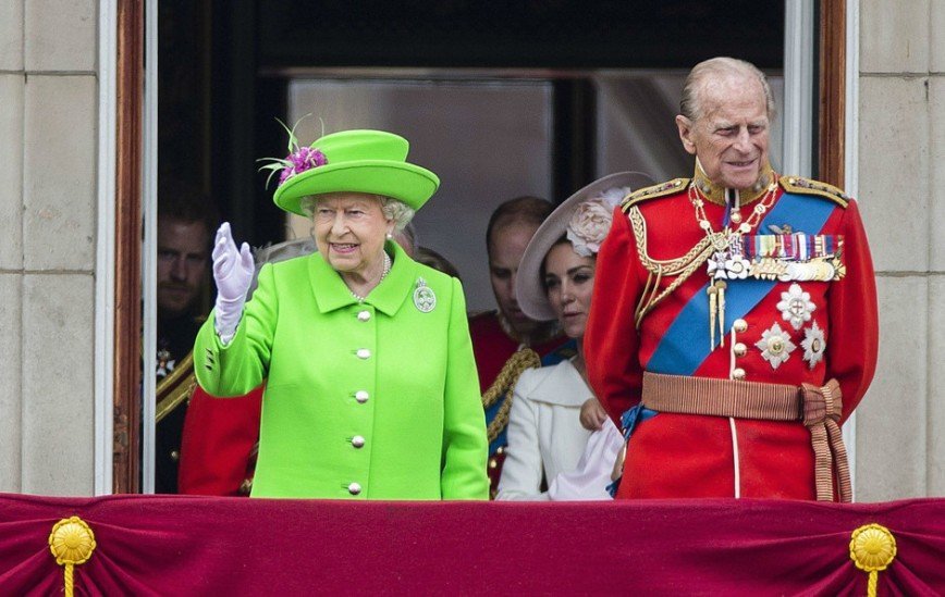 Праздничный наряд Елизаветы II стал мемом в Интернете