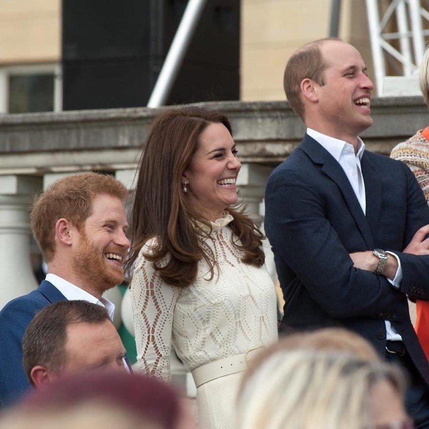 Кейт Миддлтон с принцами Уильямом и Гарри зажгли на чайной вечеринке