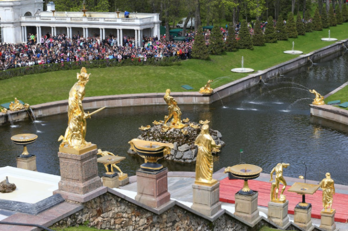 В Петергофе торжественно открыли сезон фонтанов