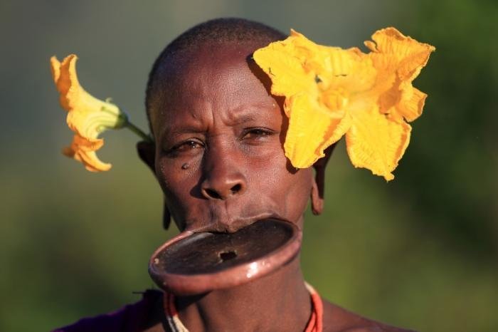 Красота требует жертв?: [b] Тарелки в губе в Эфиопии[/b] Уникальное «украшение» лица, которое они используют, является совершенно необычным, даже для