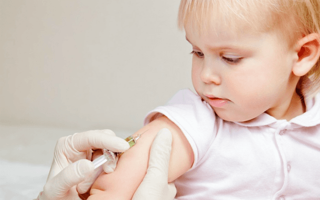 Мамы продолжают отказываться от детских прививок
