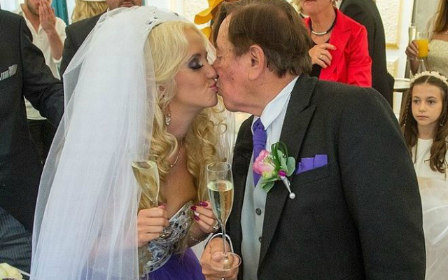 81-летний миллиардер женился на 24-летней модели Playboy