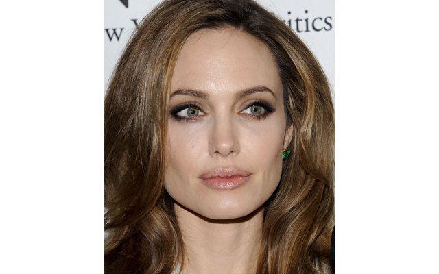 Анджелину Джоли застукали с сигаретой
