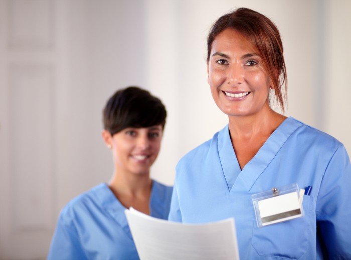Сотрудников регистратуры поликлиник заставят улыбаться пациентам 