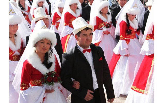 В массовой свадьбе в Бишкеке участвовало 50 пар