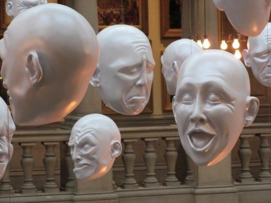 Музей эмоций в Петербурге предлагает отдохнуть в гробу