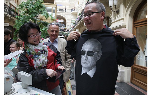Продажи модных футболок с изображением Путина стартовали