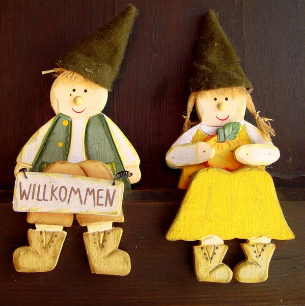 Вот такие смешные деревянные фигурки украшают двери в кафе немецкой деревушки. патиссон