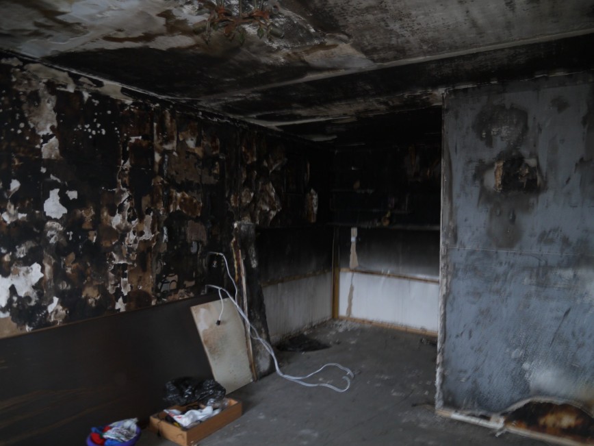 Восстановление жилого помещения. Квартира после пожара. Черная квартира после пожара. После пожара, потопа. Фото комнаты после пожара.