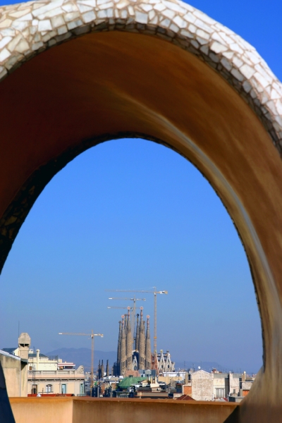 Барселона является одним из самых красивых и завараживающих городов Испании.  Его привлекательность и неповторимость отражаются в творениях архитектора Антонио Гауди (Antinio Gaugi).  Среди его работ особое место занимает Собор Святого Семейства (La Sagrada Familia). Ведь именно на этот архитектурный шедевр он потратил большую часть своей жизни. Начав работу над этим храмом в возрасте 31 года, он так и смог закончить столь грандиозный по тем временам проект. С тех пор сменилось несколько архитекторов по работе над Саграда Фамилья, а потрясающий по красоте и величию собор так и возвышается  незавершенным. Вопрос, когда всё-таки жители Барселоны и и туристы увидят окончательный результат великого архитектора, остаётся открытым. 
 Вечно в полёте