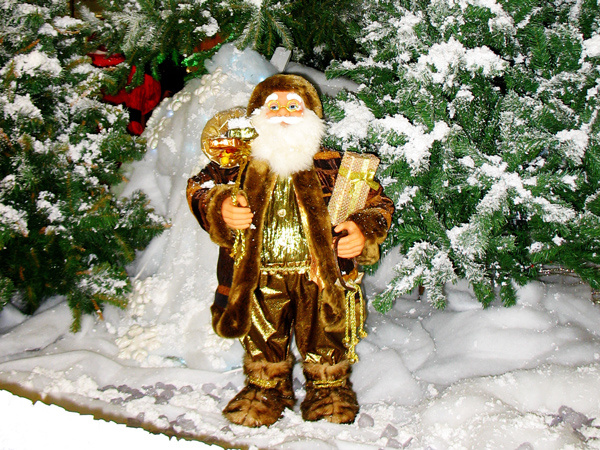 И какое Рождество без Санта Клауса - рождественского деда, которого раньше называли «святочным эльфом». Millen