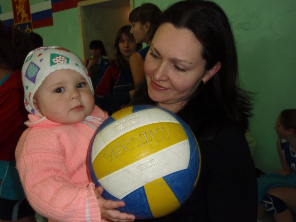 Два поколения волейболисток - мама-Лена - КМС по волейболу и Варвара-краса - подрастающая смена Madam Broshkina