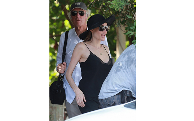 Анджелина Джоли показала грудь после операции