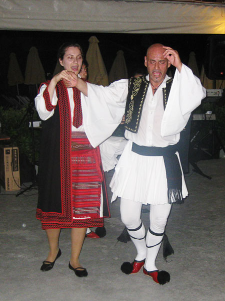Греческий вечер в таверне. Танцоры в традиционных костюмах. 
http://www.greekprideri.com/costume.html bellаt