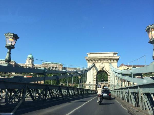 Мы едем по самому красивому мосту Будапешта, спасибо, навигатор! :))))) MamaVera