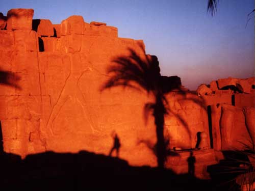 Карнакский храм в Луксоре – это поистине одно из самых фантастически красивых мест Египта! Когда багряное солнце укрыло, словно теплым одеялом, древние стены Карнака, то  всё вокруг  превратилось в сказку. Величественные каменные глыбы буквально загорелись огнём. И небо будто подчеркивало это великолепие. И пусть это чудо длилось буквально минуты пока солнце окончательно не село. Но эти минуты дороже всего…почувствовать мгновенье вечности, забыть про всю туристическую суету вокруг и мысленно признаться себе…. «да, я люблю Египет….» LubaLaz