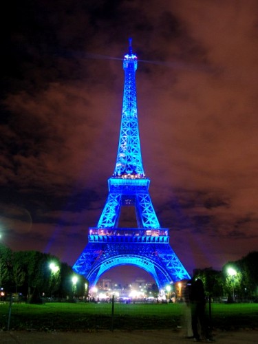 Эйфелева башня это самая узнаваемая достопримечательность Франции и самая посещаемая достопримечательность мира. Башня названа в честь Густава Эйфеля, инжинера который придумал ее. Это не самая высокая башня в мире - ее высота всего 324 метра, но весит она 7,300 тонн. Башня стоит на Марсовом поле напротив Йенского моста через реку Сену, в Париже, Франции. Как романтична она ночью! Снежинка.