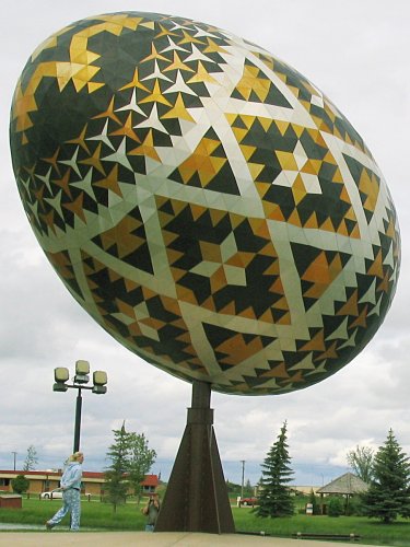 Самое большое пасхальное яйцо в мире в Vegreville, Канада. Факты: ширина: 7 м 83 см, высота: 5 м 58 см, полная высота: 9 м 63 см, вес: 2,270 кг, 2206 треугольных частей, 524 форм в виде звезд, 12000 часов работы. SweetHoney