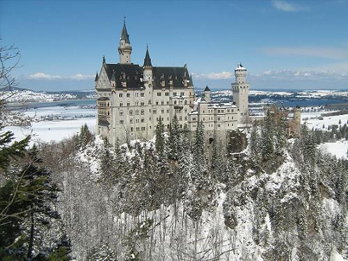 Замок Нойшванштайн. Находится неподалеку от города Фюссен. Были в Германии в апреле 2008 года. В день,когда мы ездили любоваться на этот великолепный замок,неожиданно выпал снег,и нас целый день не покидало ощущение,что мы попали в сказку! sakranit