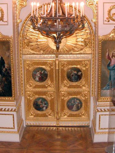дверь в Павловском дворце, в придворной церкви Нереида