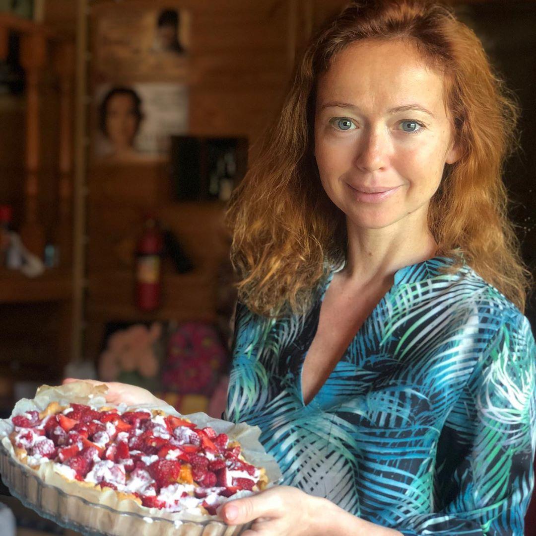 Самый летний десерт: Елена Захарова приготовила галету с ягодами по рецепту Юлии Высоцкой