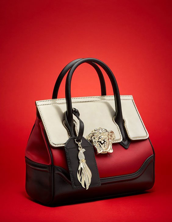 В честь года петуха Versace выпустил сумку с неизвестной птицей