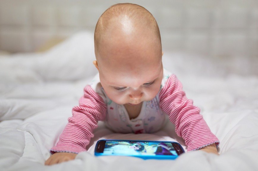Смартфоны тормозят речевое развитие детей