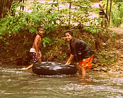 Тайские детишки купаются под теплым дождем :) Beggi