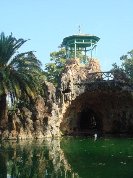 Парк Сама (находится в 5 км от городка Камбрилс в Каталонии). Парк был создан испанским доном Сальвадор Самаи-и-Торренс, маркиз де Марьянао. Вернувшись в Испанию с Кубы , он решил создать там кусочек кубинской экзотики. Парк представляет собой сад с озером, украшенным мостиками, беседками и гротами. В озере живут разные виды рыб и черепахи. А по парку гуляют почти ручные павлины и выпрашивают печенье у редких туристов, добравшихся до этого укромного местечка в Каталонии. 
 танчес