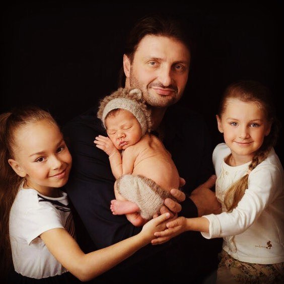 "Кому-то два месяца": Эдгард Запашный поделился трогательным снимком с детьми
