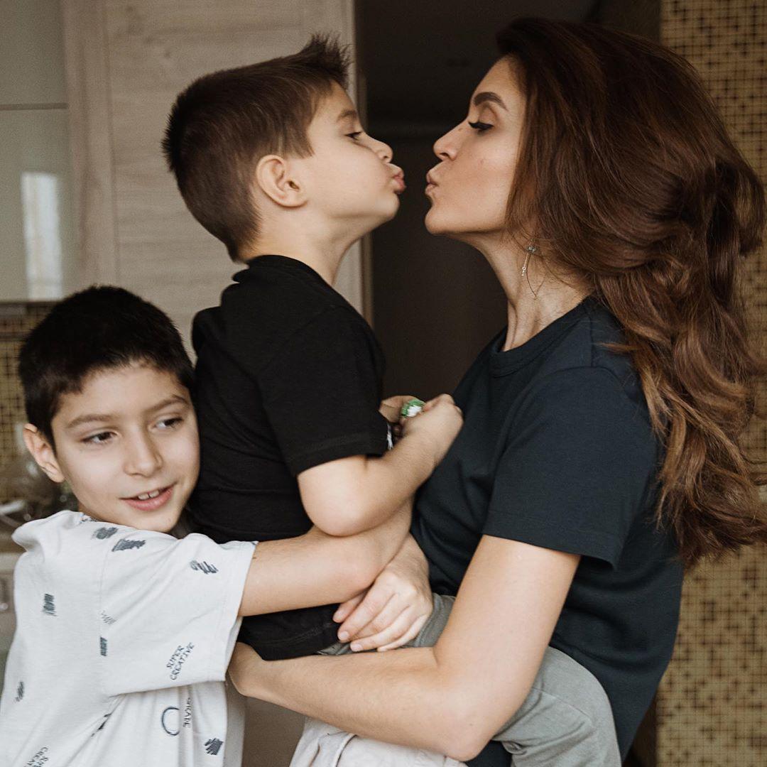 Главная мама Инстаграма Ирина Акопян: «Сначала надень маску на себя, потом на ребенка». 4 совета, как не раствориться в материнстве